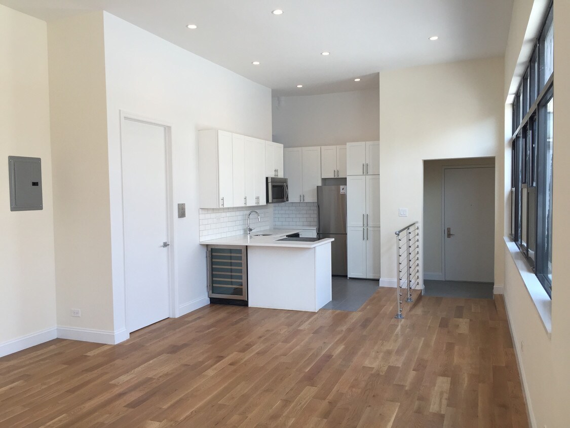 Foto principal - 235 E 14th St