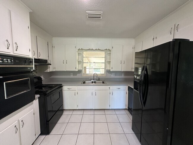 Building Photo - 3 bedroom 2 bath home in central location!