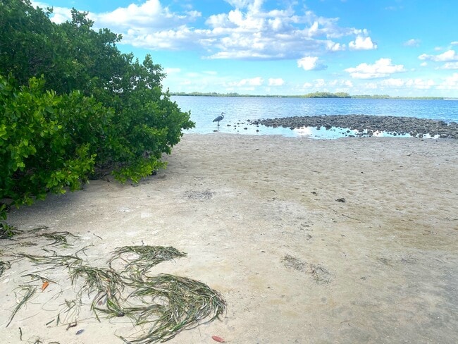 2 blocks from the bay - 10 min bike ride to Anna Maria Island - 3706 116th St W