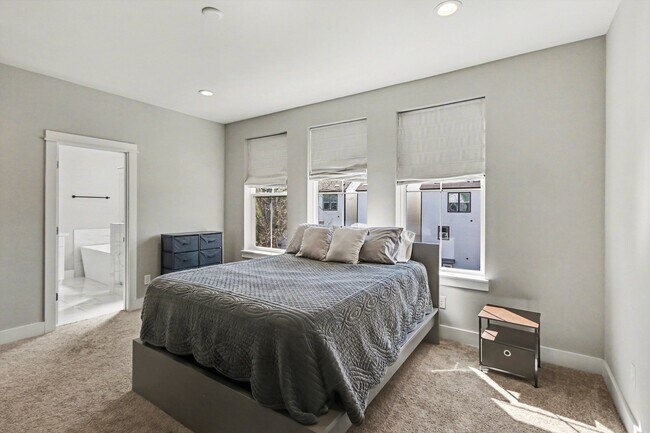 Foto del edificio - 825 Woodcrest Dr