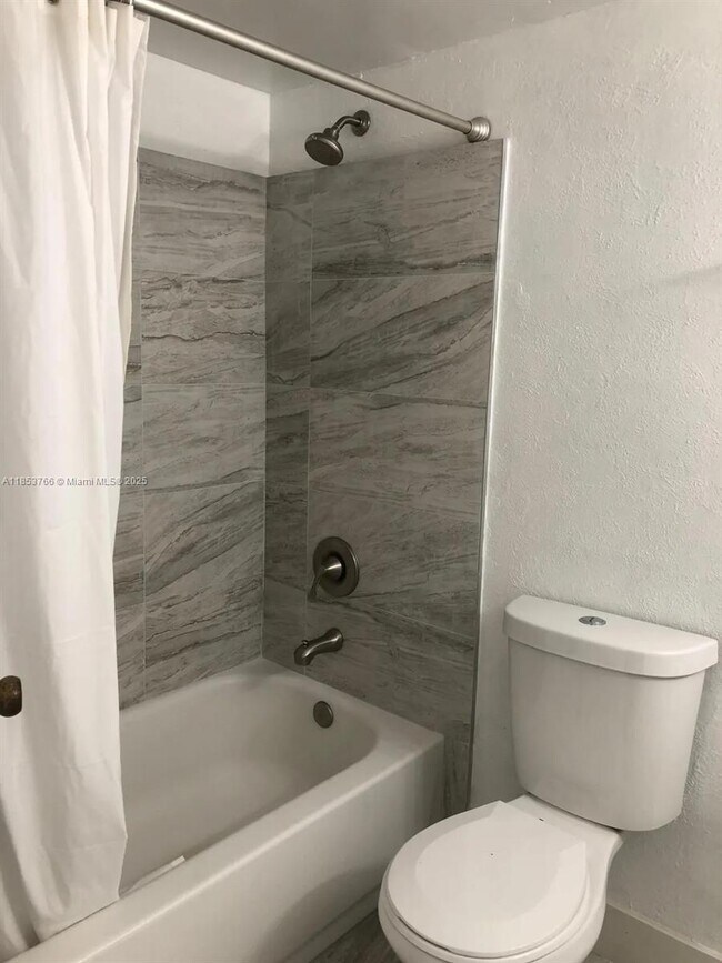 Foto del edificio - 8450 Lagos De Campo Blvd
