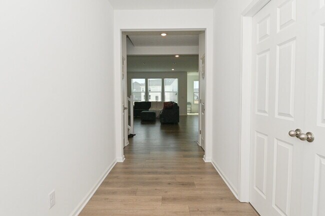 Foto del edificio - "Spacious 5-Bedroom Retreat with Luxurious Quartz Countertops & Fireplace on Deerberg Drive!"