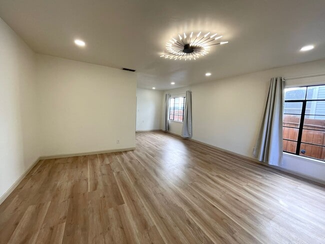 Building Photo - 2010 24th St