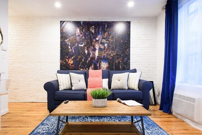 Building Photo - 26-4B Newly Furnished 1BR W/D Courtyard