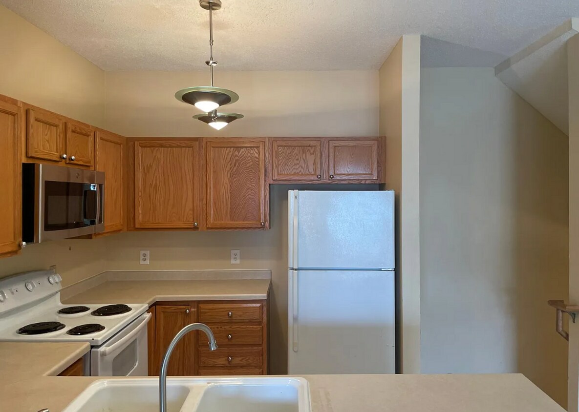 8628 Savanna Oaks Bay, Woodbury, MN 55125 House Rental in Woodbury, MN