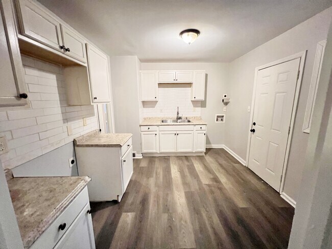 Foto del edificio - 1391 Haywood Ave