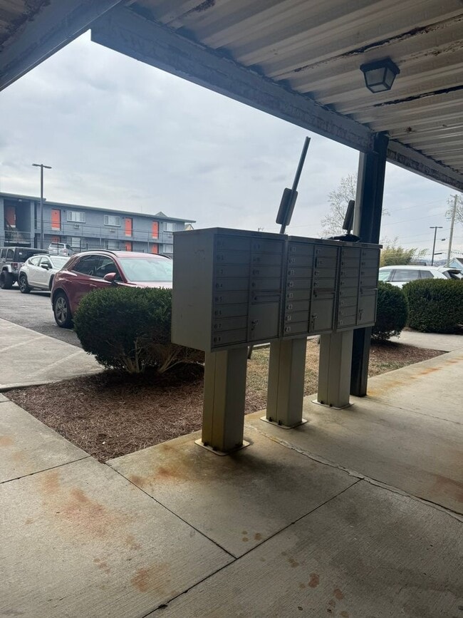 Foto del edificio - FALL 2026: $3,300/month for ENTIRE UNIT! Great location w/ TWO assigned parking spaces! Move in A...