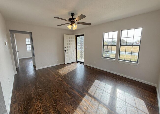 Building Photo - 203 W Dale St