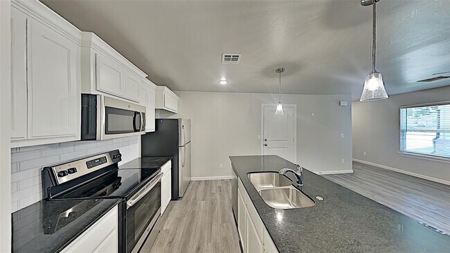 Foto del edificio - 11218 Burnham Ave