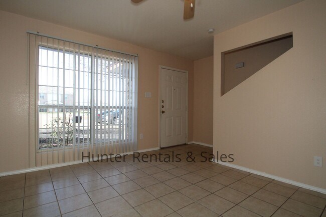 Building Photo - 2 Bedroom Townhome Ready For You!