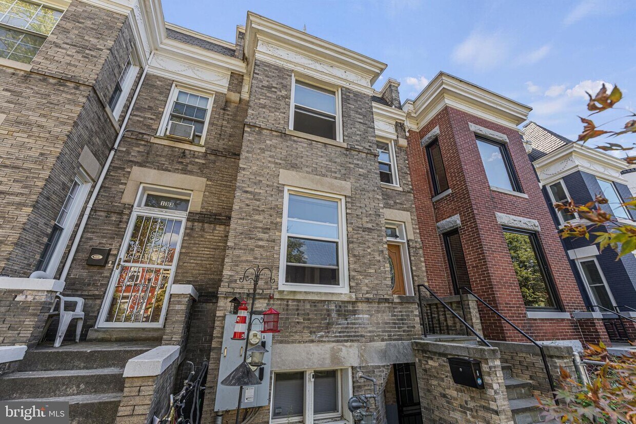 Primary Photo - 131 R St NE