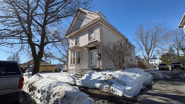 Foto del edificio - Spacious 2 Bed, 1 Bath Apartment – Portland – $2,199/month