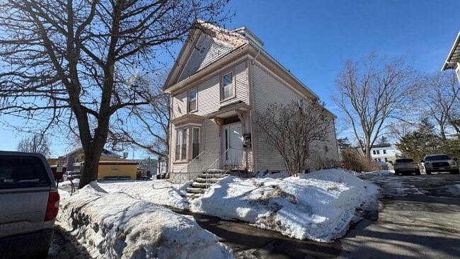 Building Photo - Spacious 2 Bed, 1 Bath Apartment – Portland – $2,199/month