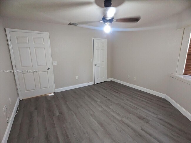 Foto del edificio - 10677 NW 45th St