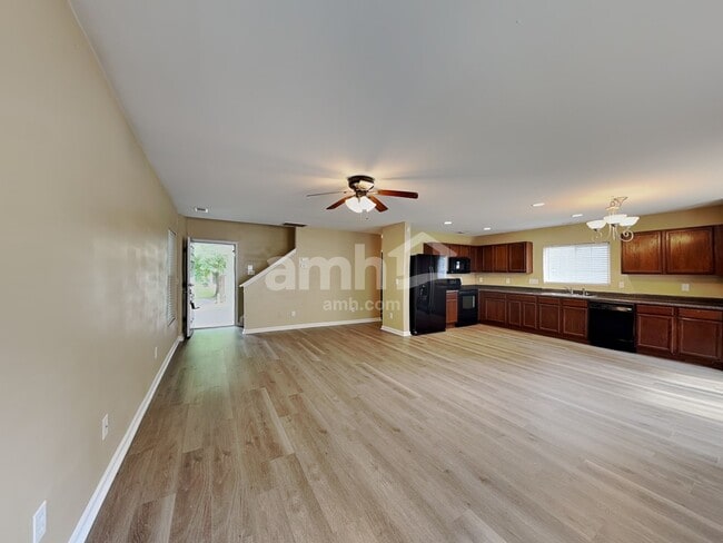 Building Photo - 100 Trayesan Dr