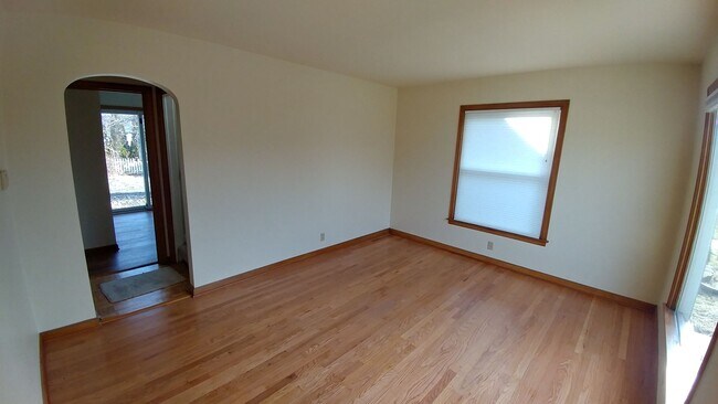 Building Photo - Beautiful Cape Cod 3 bed 1 bath, located o...