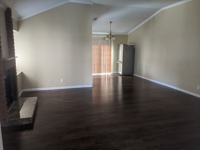 Building Photo - Beautiful Townhouse In A Perfect Location!