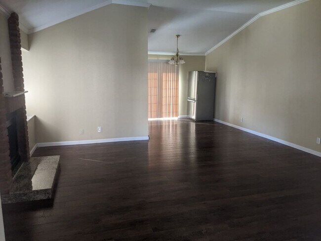 Foto del edificio - Beautiful Townhouse In A Perfect Location!