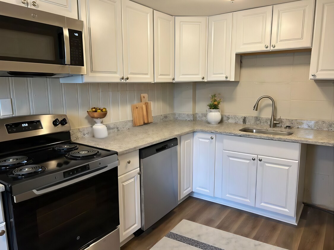 Primary Photo - Rent Special on Fully Renovated 2 Bedroom ...