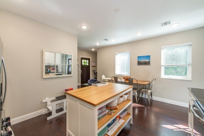 Foto del edificio - 38 Buttonwood Rd