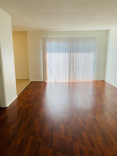 Foto del edificio - 4565 Oakwood Ave