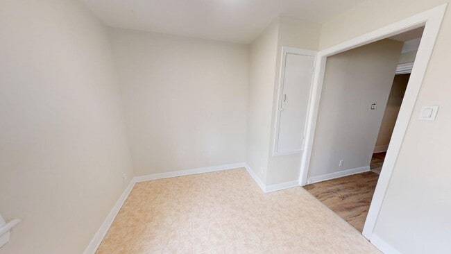 Interior Photo - 217 Laurier