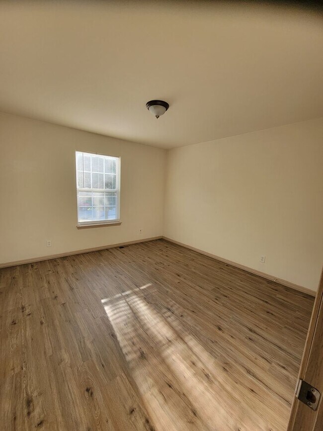 Building Photo - 1209 NW Ashley Ln
