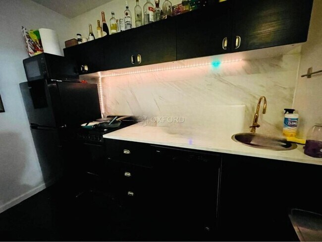 Building Photo - Spacious and renovated 3 bedroom apartment...