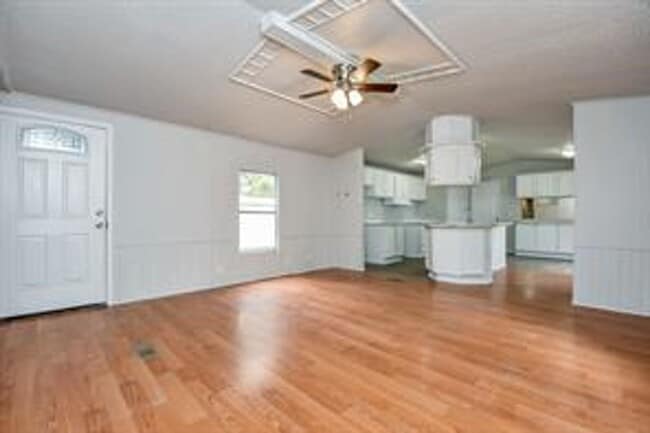 Building Photo - Stunning Manufactured house ready to move in!