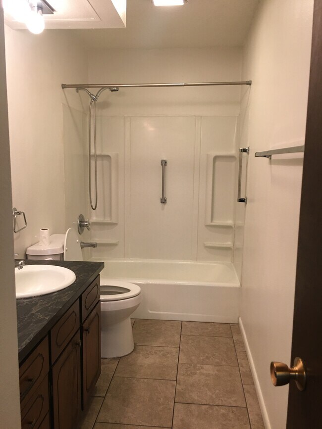 Baño - 2063 Parish St