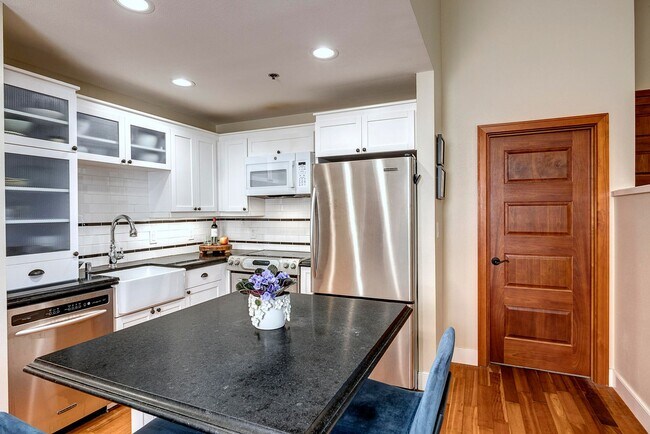 Foto del edificio - Historic Queen Anne Studio | Space Needle Views + Reserved Parking + W/S/G Incl