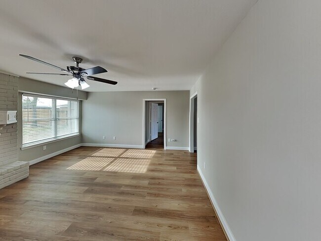 Foto del edificio - 7726-7712 12 Fairway Ln