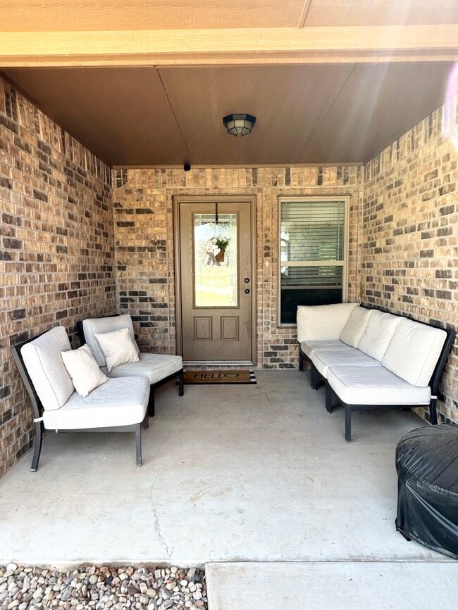 Building Photo - 30 NE Summerwood Dr