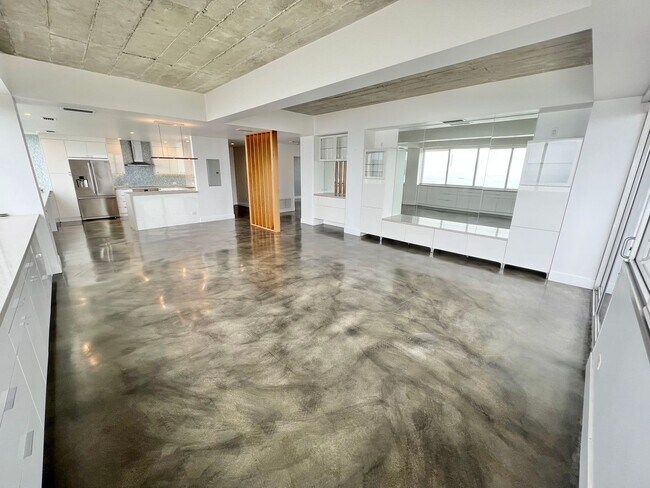 Foto del edificio - Private 16th-Floor Oceanview Residence with Belmont Pier Views