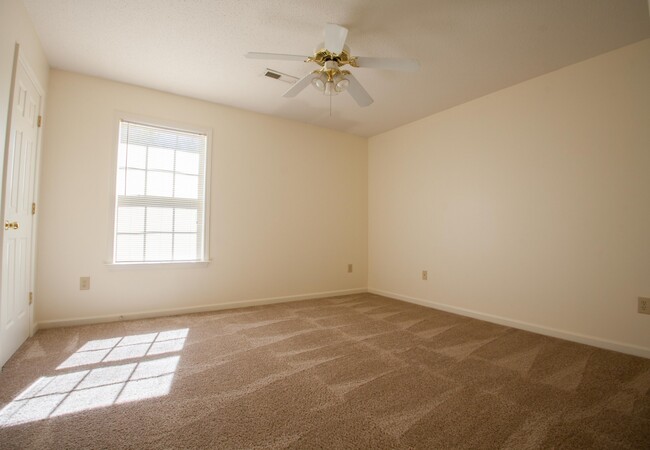 Building Photo - 606 Vantage Point