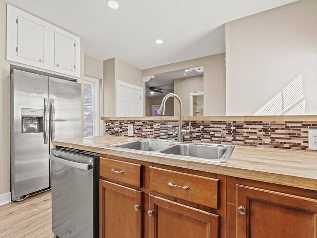 Kitchen - 1109 W Jefferson Blvd