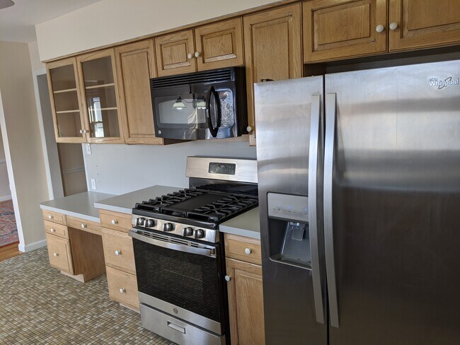 Kitchen appliances - 437 7th St