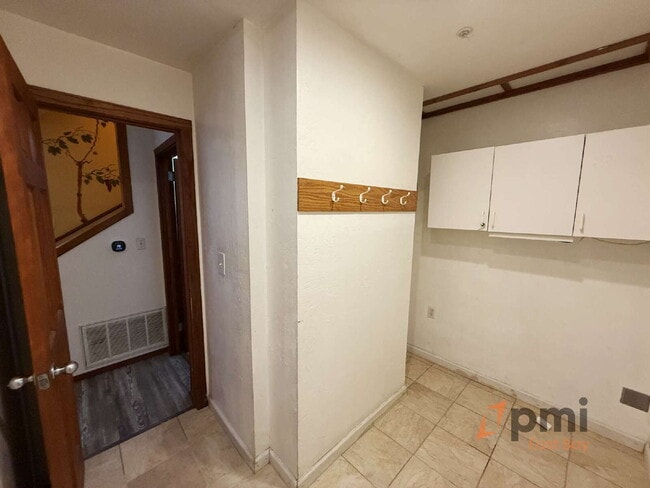 Building Photo - 4-Bedroom Residence in Martinez with Flexible Living Spaces