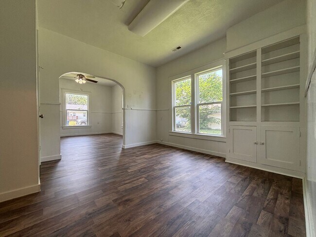 Building Photo - RECENTLY REMODELED 2 Bedroom Home with ton...