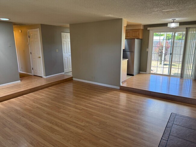 Foto del edificio - 2-bedroom/1 bathroom duplex with garage and shed!