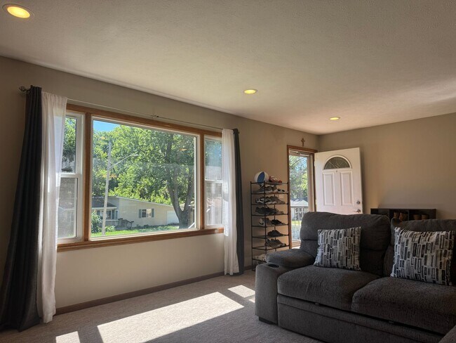 Foto del edificio - Raised Ranch Near Offutt AFB with Finished Basement & Oversized Garage