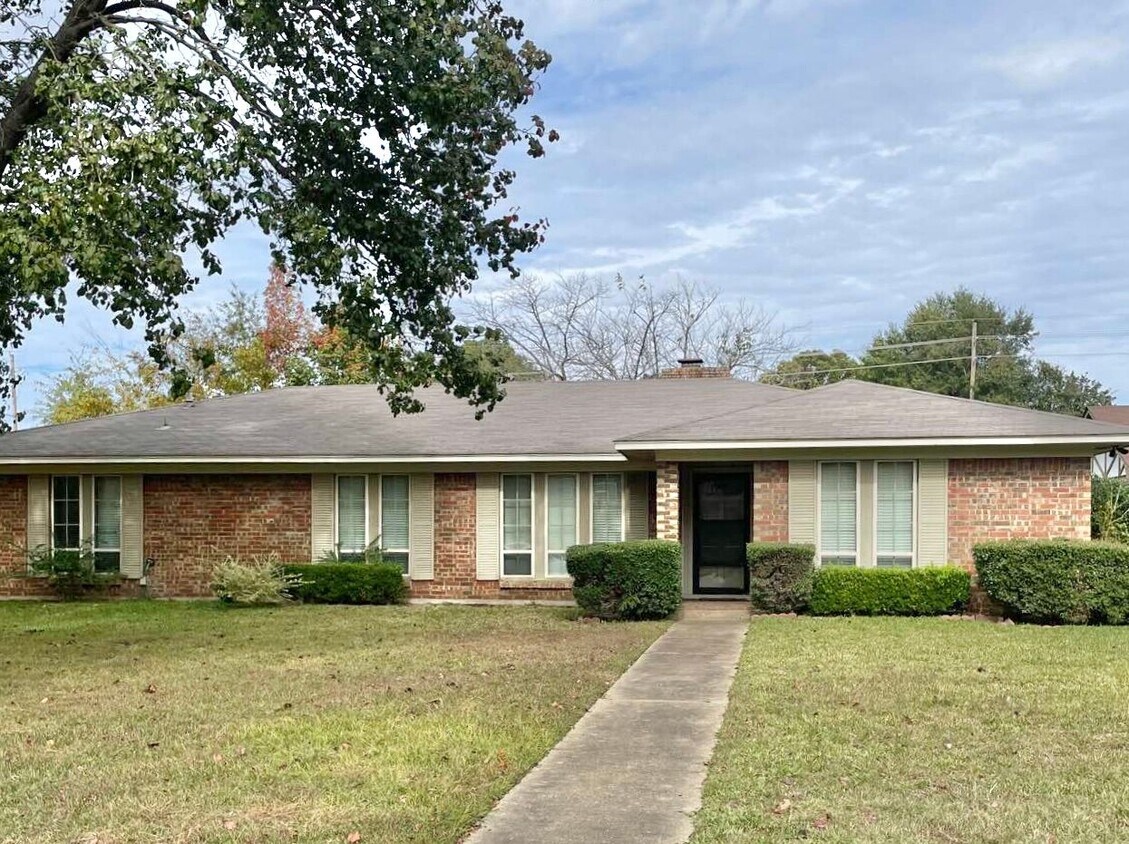 Primary Photo - 31 Heatherwood Dr