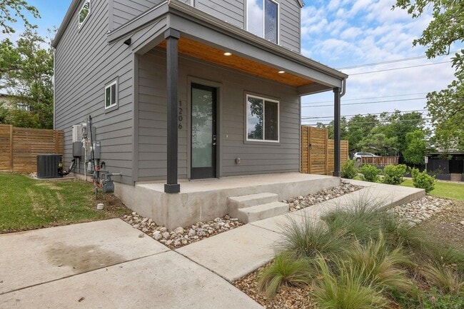 Building Photo - 1206 Sarabeth Way