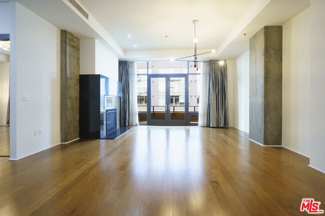 Foto del edificio - 1111 S Grand Ave