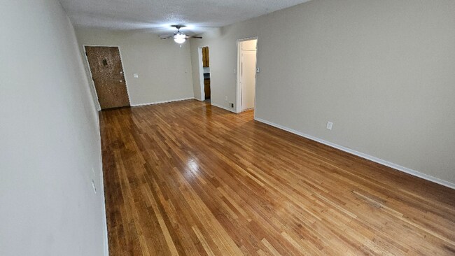 Foto del edificio - 8315 Clinton Ave