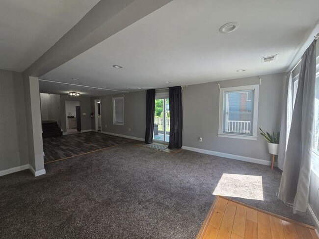Building Photo - Spacious 4 BR/2 BA Single-Family Home in C...
