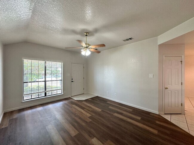 Foto del edificio - 3704 Dustin Ct