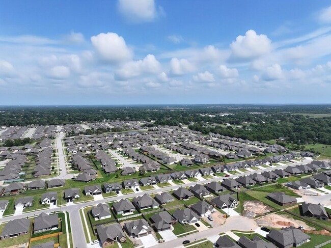 Building Photo - Like new, Move in Ready.