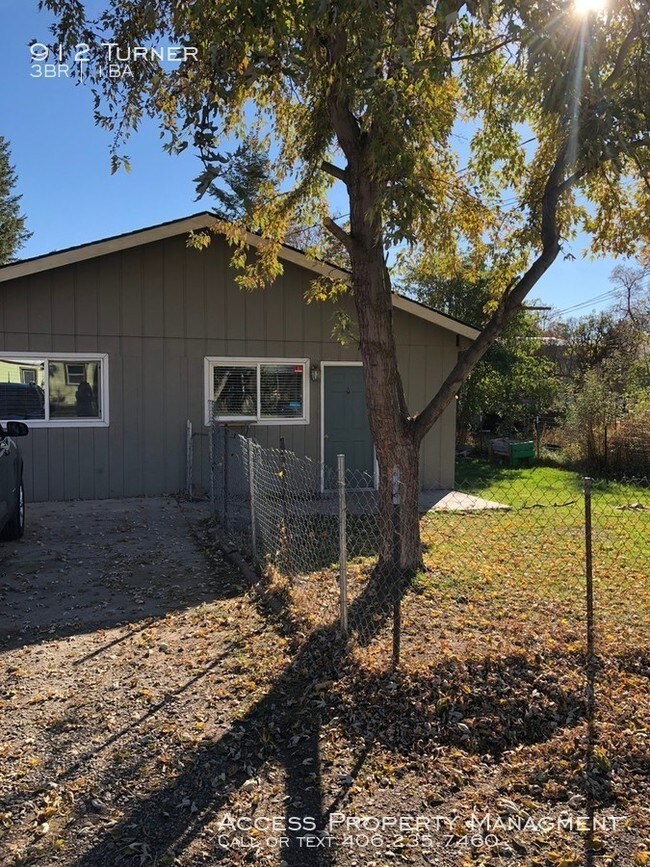 Building Photo - 3 Bed, 1 Bath with fenced yard!