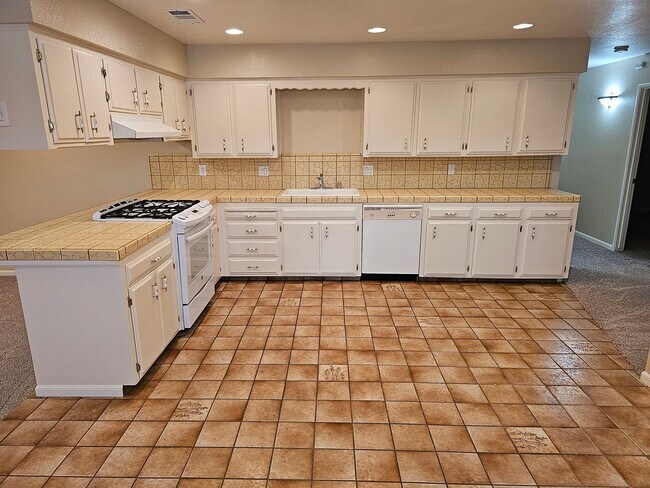 Foto del edificio - Available Now!